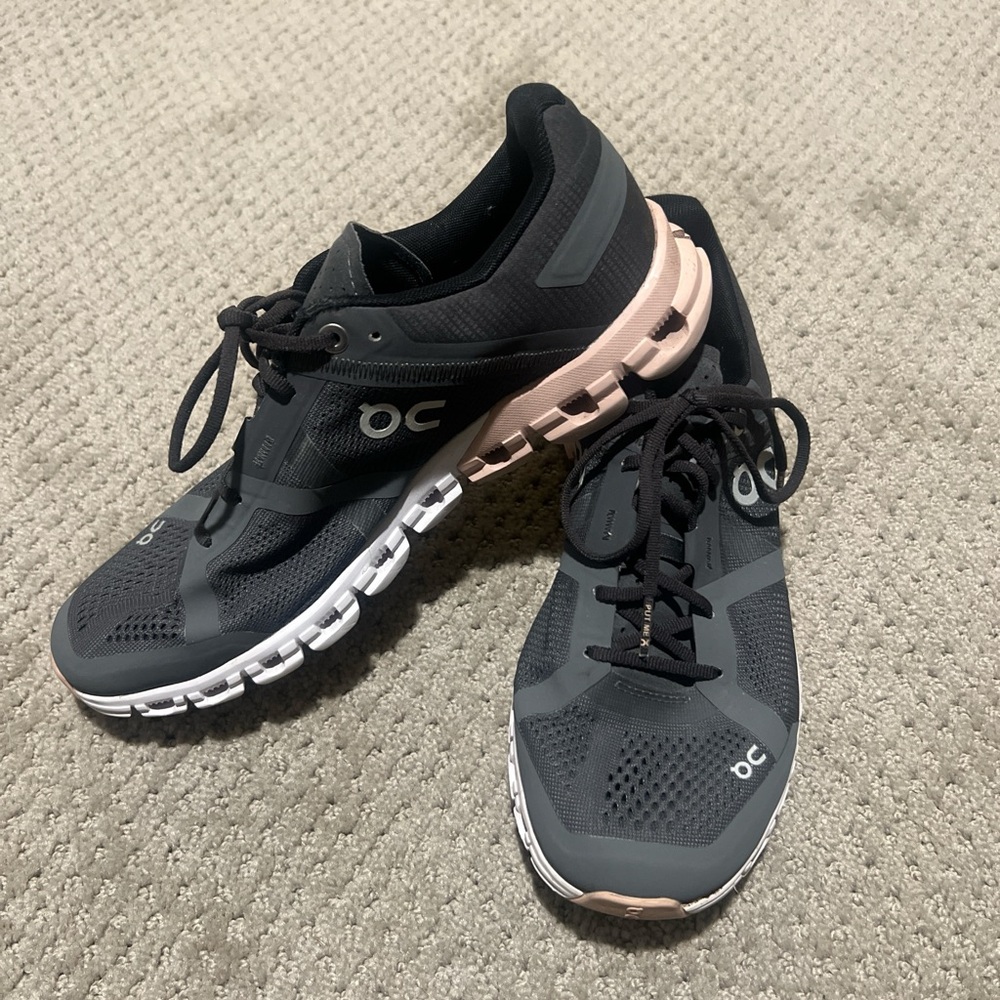 ❌SOLD On Running Cloudflow Women's Gray and Black Athletic Shoes with pink/white